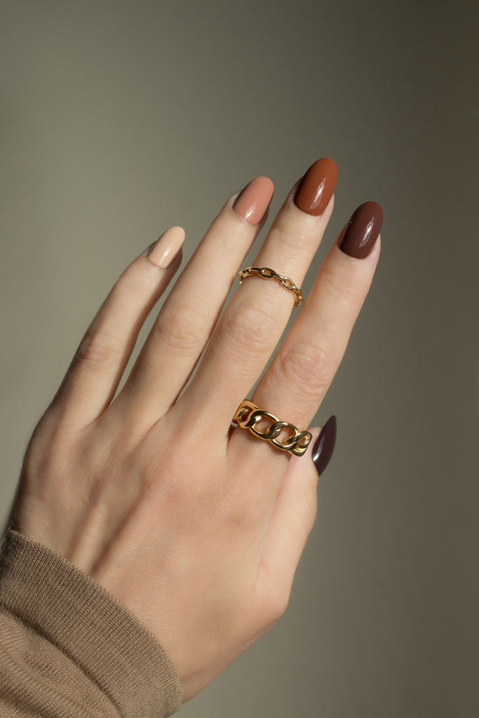 Fall brown nails with gold chain rings