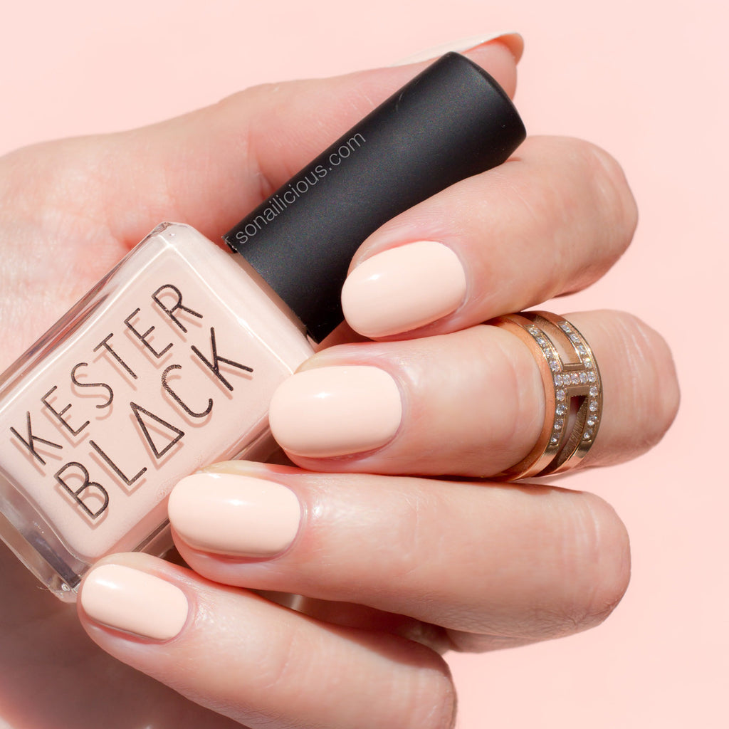 KESTER BLACK Blossom, light peach nails