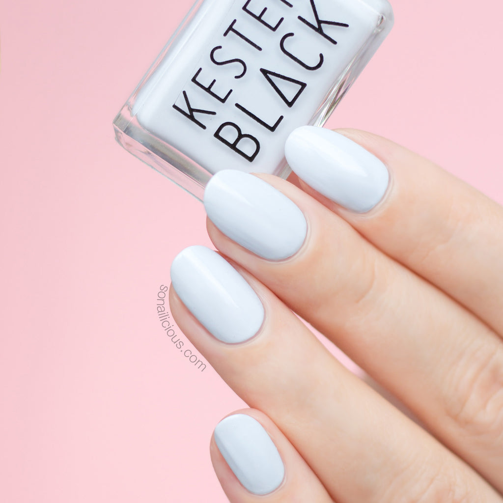 KESTER BLACK Sky, light grey nails